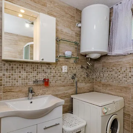 Nice In Lozica W/ 2 Bedrooms Apartment *